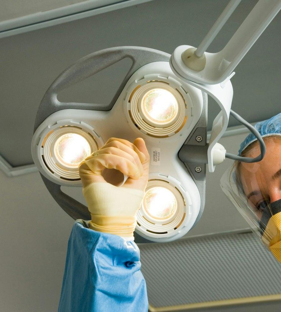 Surgeon adjusting an LED operating light